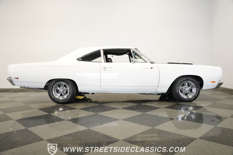 Plymouth-Road-runner-1969-White-Black-28