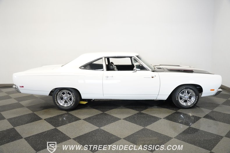 Plymouth-Road-runner-1969-White-Black-29