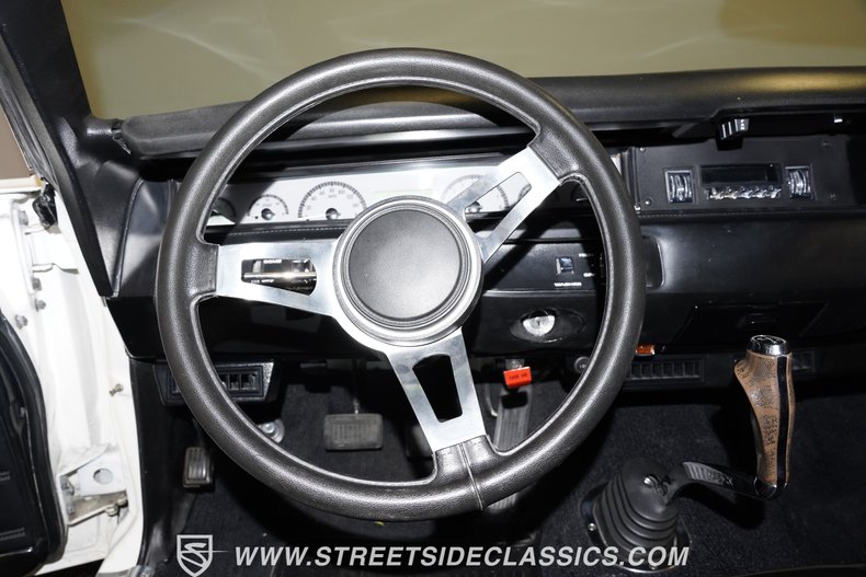 Plymouth-Road-runner-1969-White-Black-3