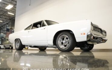 Plymouth-Road-runner-1969-White-Black-30