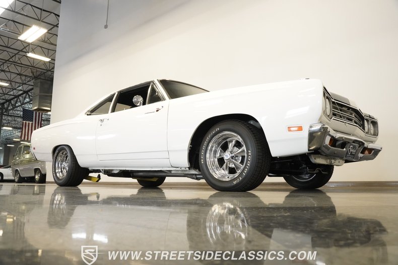 Plymouth-Road-runner-1969-White-Black-30