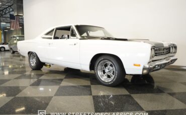 Plymouth-Road-runner-1969-White-Black-31