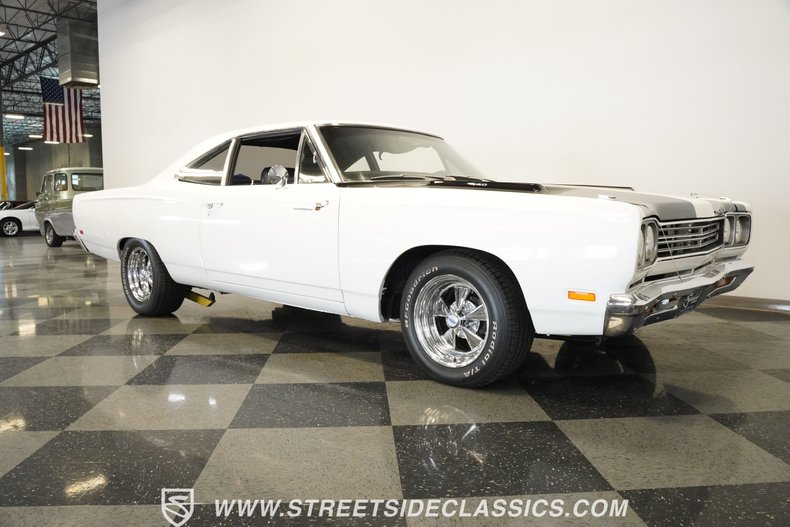 Plymouth-Road-runner-1969-White-Black-31