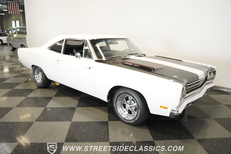 Plymouth-Road-runner-1969-White-Black-32