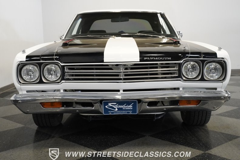 Plymouth-Road-runner-1969-White-Black-33