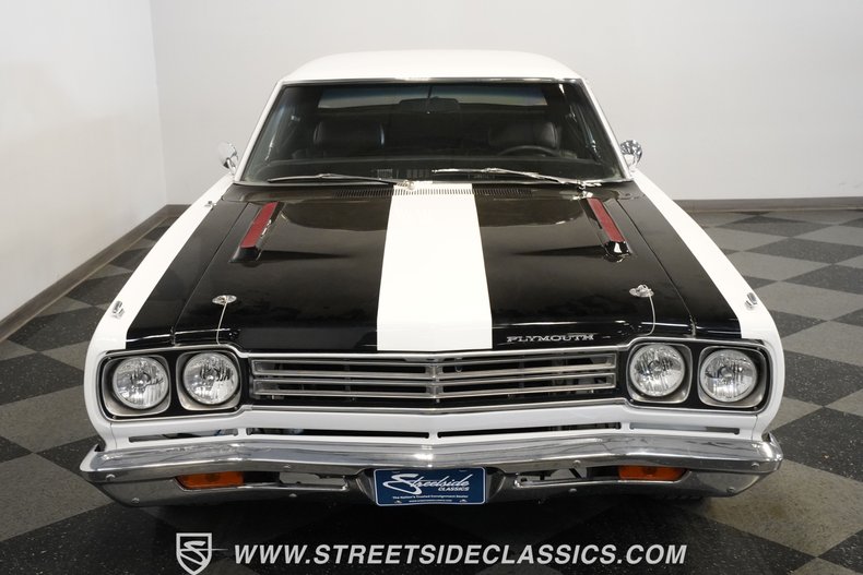 Plymouth-Road-runner-1969-White-Black-34