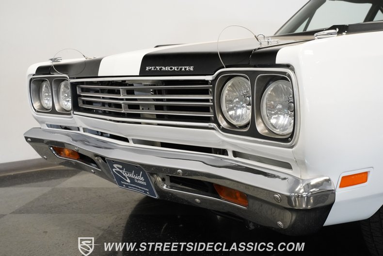 Plymouth-Road-runner-1969-White-Black-35