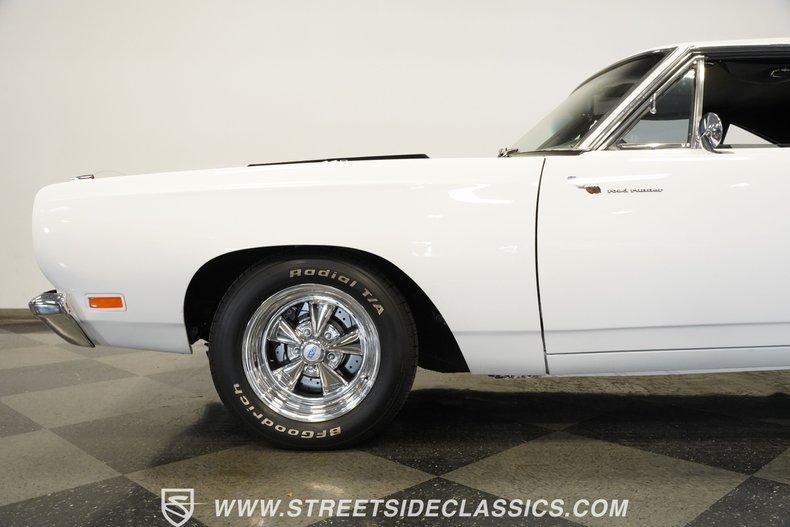 Plymouth-Road-runner-1969-White-Black-36