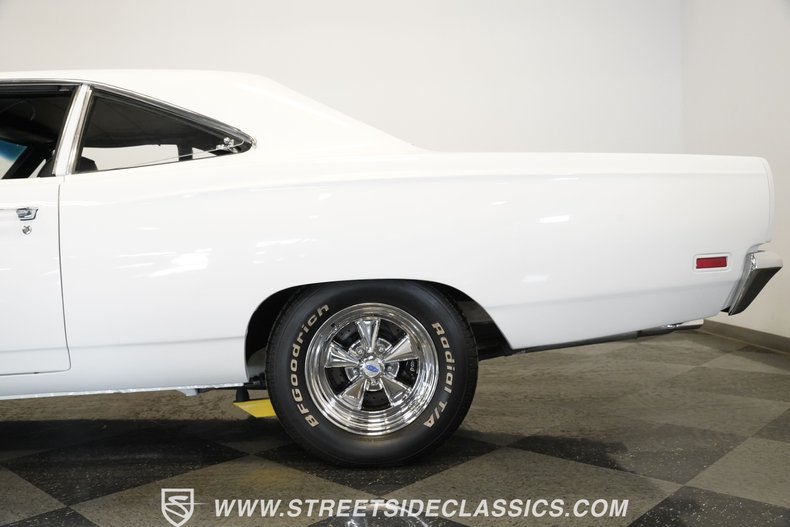 Plymouth-Road-runner-1969-White-Black-37