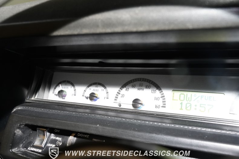 Plymouth-Road-runner-1969-White-Black-4