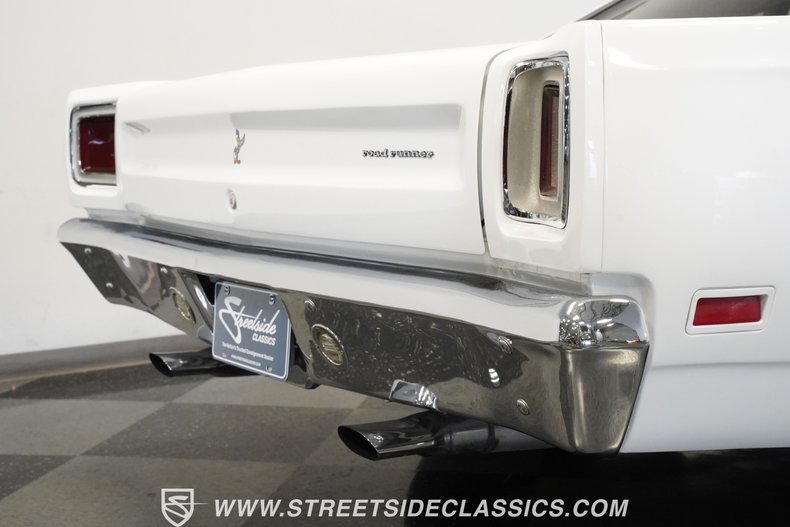 Plymouth-Road-runner-1969-White-Black-40