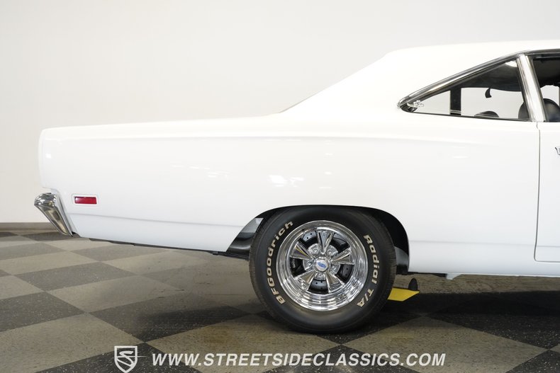 Plymouth-Road-runner-1969-White-Black-41