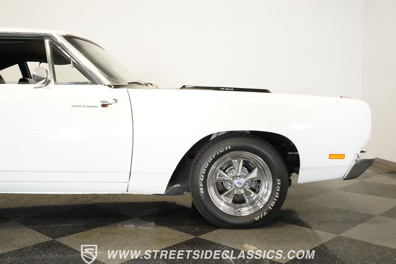 Plymouth-Road-runner-1969-White-Black-42