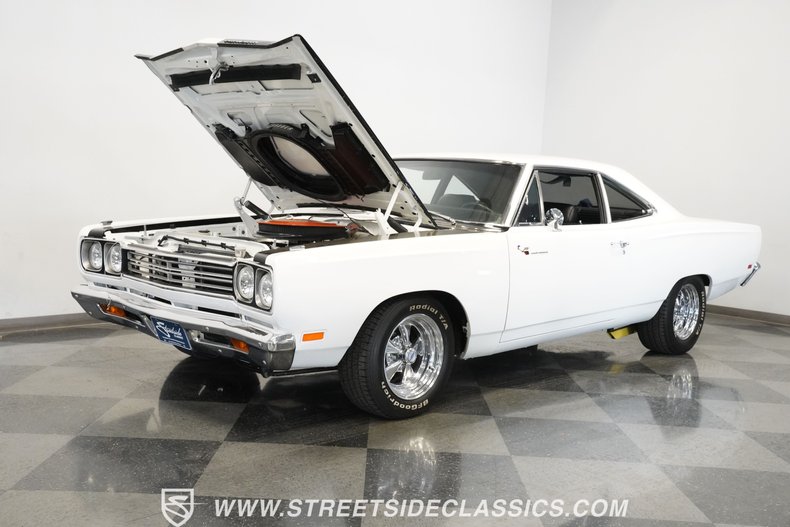 Plymouth-Road-runner-1969-White-Black-43