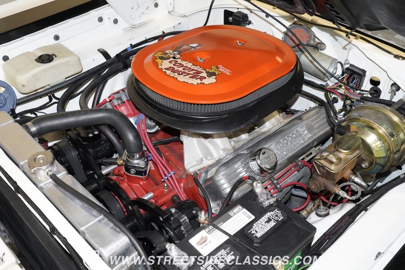 Plymouth-Road-runner-1969-White-Black-44