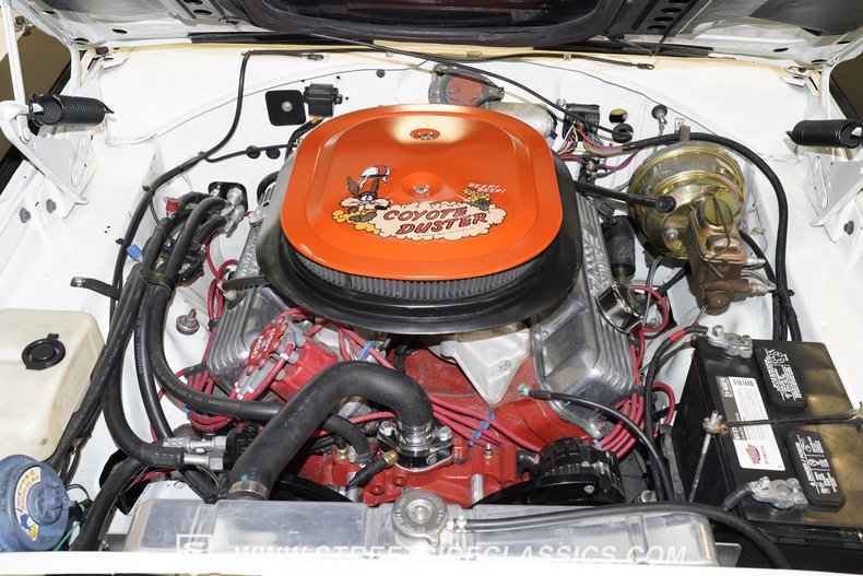 Plymouth-Road-runner-1969-White-Black-45