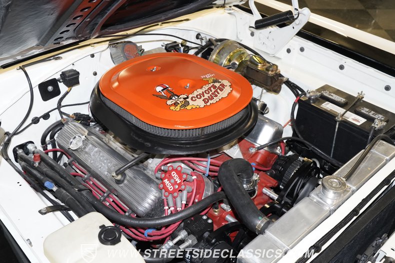 Plymouth-Road-runner-1969-White-Black-46