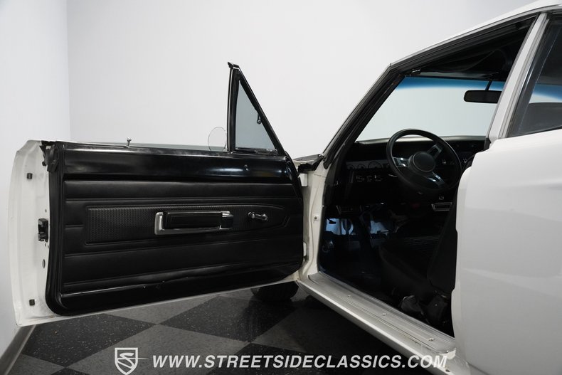 Plymouth-Road-runner-1969-White-Black-47