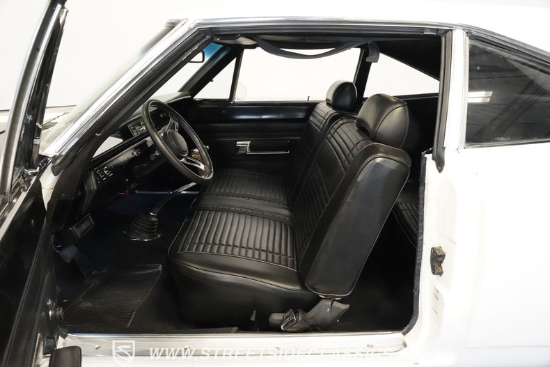 Plymouth-Road-runner-1969-White-Black-49