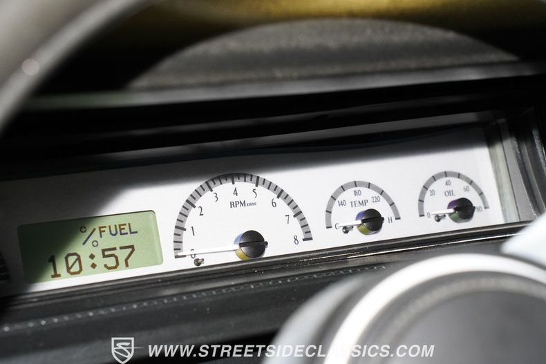 Plymouth-Road-runner-1969-White-Black-5