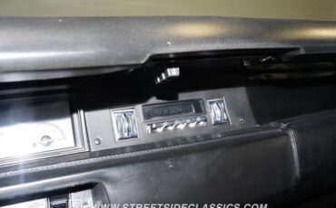 Plymouth-Road-runner-1969-White-Black-6