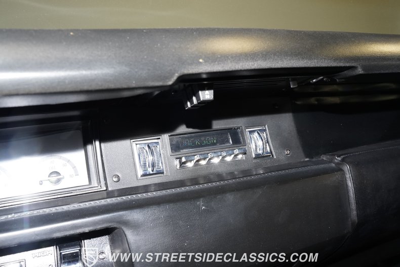 Plymouth-Road-runner-1969-White-Black-6