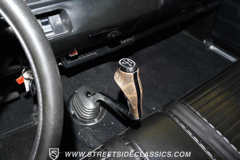 Plymouth-Road-runner-1969-White-Black-7