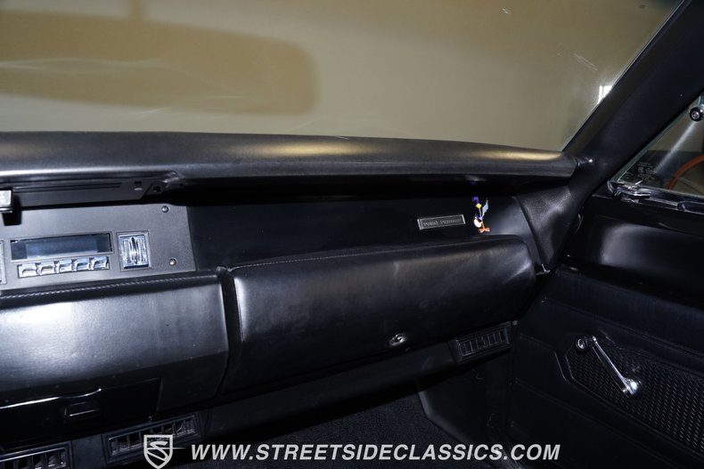 Plymouth-Road-runner-1969-White-Black-8