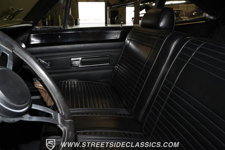 Plymouth-Road-runner-1969-White-Black-9