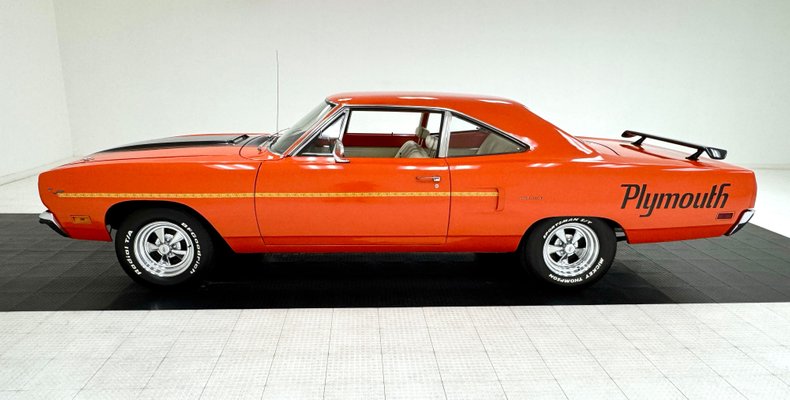Plymouth-Road-runner-1970-TorRed-White-1