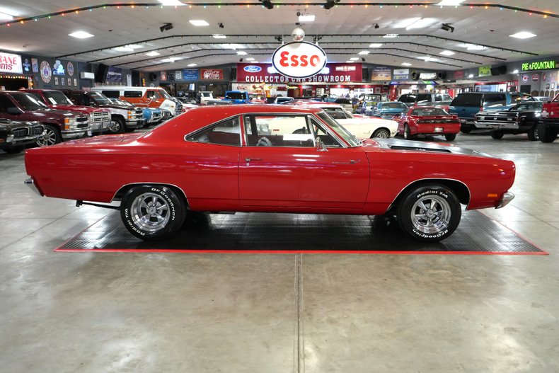 Plymouth-Roadrunner-1969-Red-Black-1