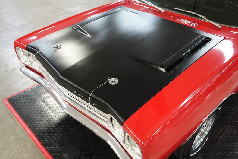 Plymouth-Roadrunner-1969-Red-Black-14