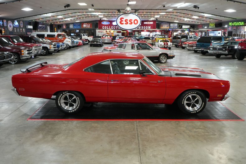 Plymouth-Roadrunner-1969-Red-Black-17