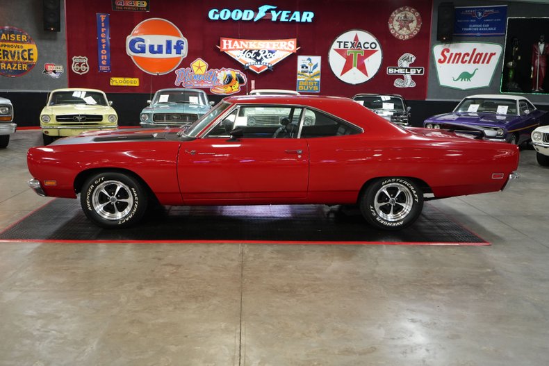 Plymouth-Roadrunner-1969-Red-Black-2