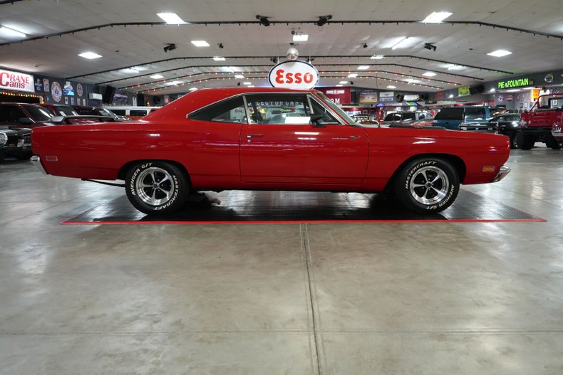 Plymouth-Roadrunner-1969-Red-Black-24