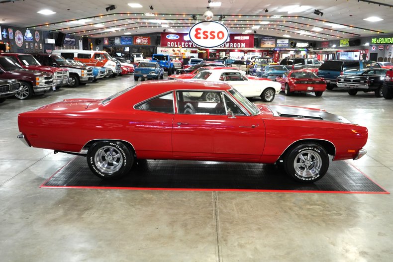 Plymouth-Roadrunner-1969-Red-Black-3