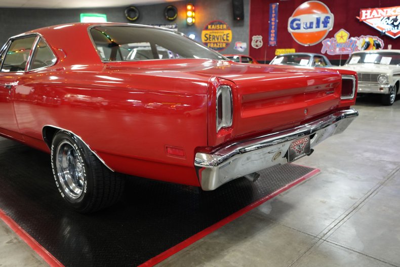 Plymouth-Roadrunner-1969-Red-Black-38