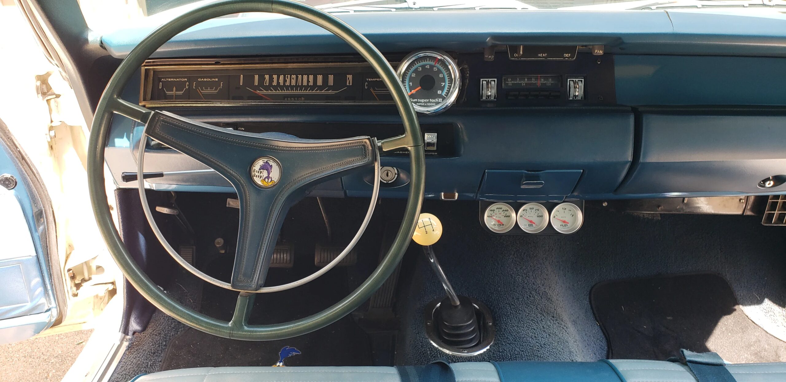 Plymouth-Roadrunner-1969-White-Blue-1
