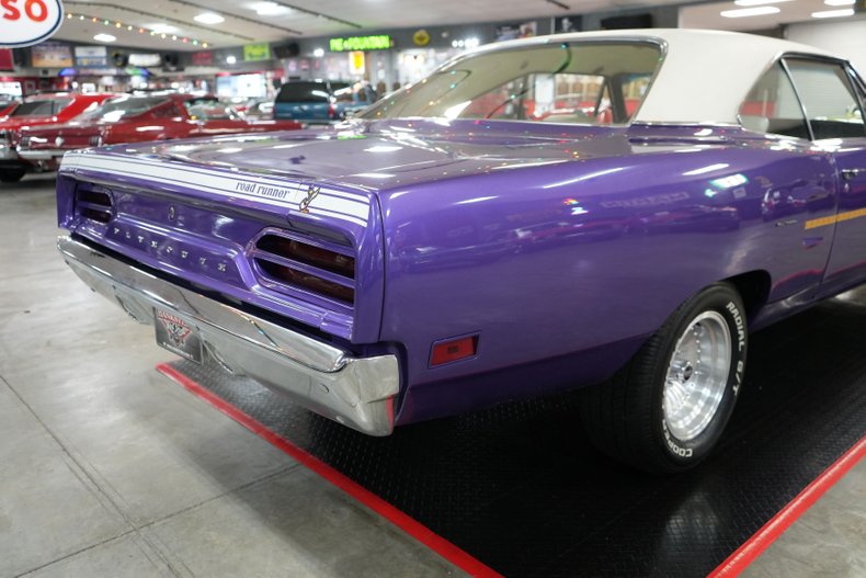 Plymouth-Roadrunner-1970-In-Violet-White-1