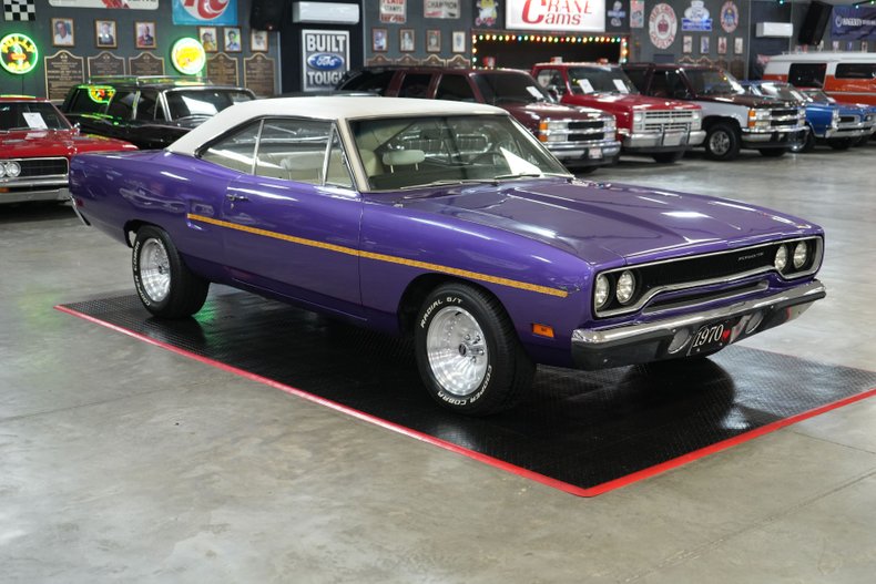 Plymouth-Roadrunner-1970-In-Violet-White-10