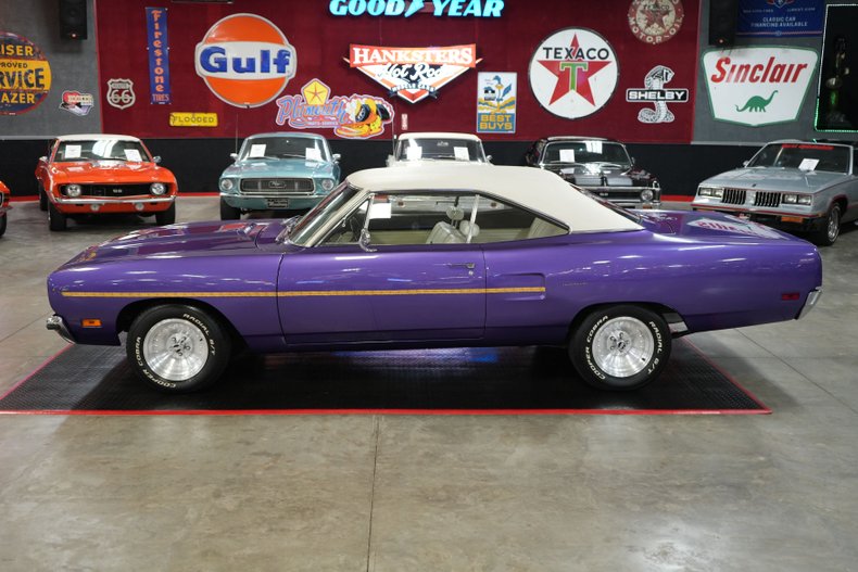Plymouth-Roadrunner-1970-In-Violet-White-13