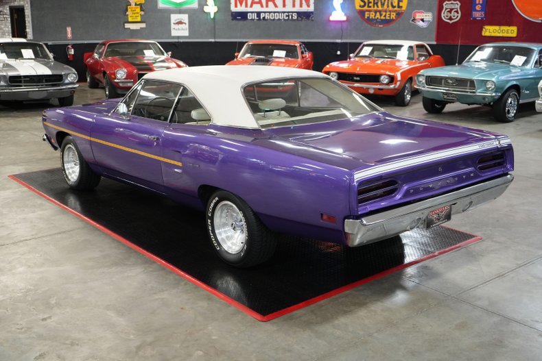 Plymouth-Roadrunner-1970-In-Violet-White-14