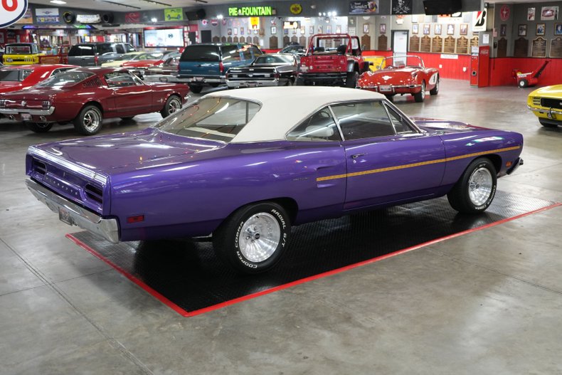 Plymouth-Roadrunner-1970-In-Violet-White-16