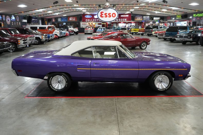 Plymouth-Roadrunner-1970-In-Violet-White-17