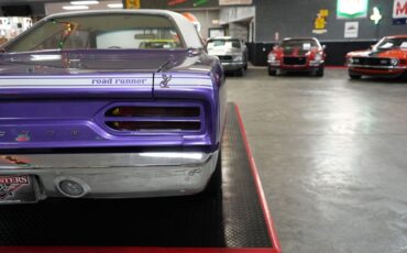 Plymouth-Roadrunner-1970-In-Violet-White-2