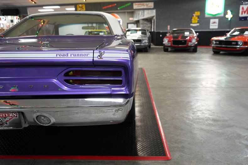 Plymouth-Roadrunner-1970-In-Violet-White-2