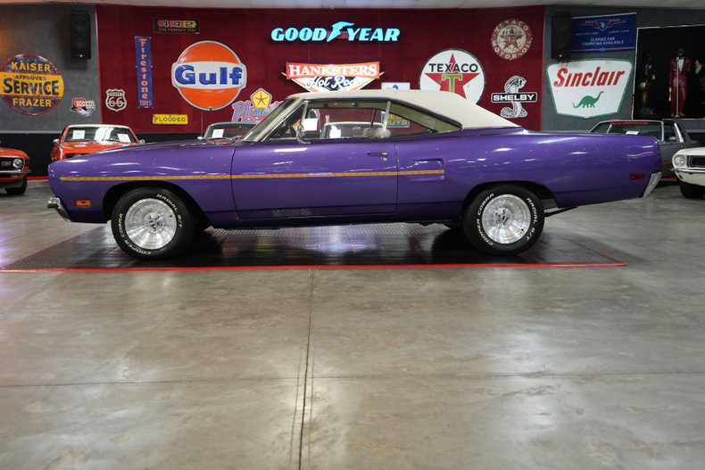 Plymouth-Roadrunner-1970-In-Violet-White-21