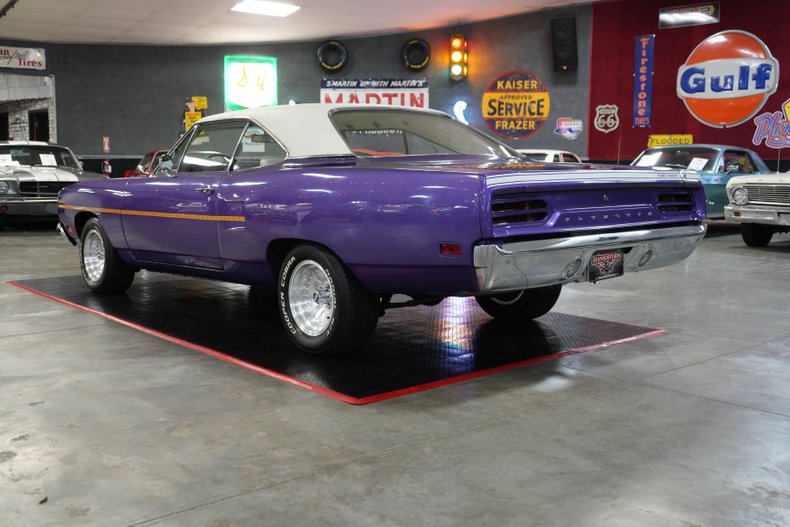 Plymouth-Roadrunner-1970-In-Violet-White-22