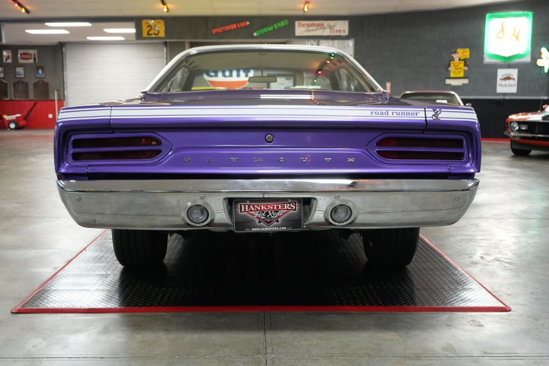 Plymouth-Roadrunner-1970-In-Violet-White-23