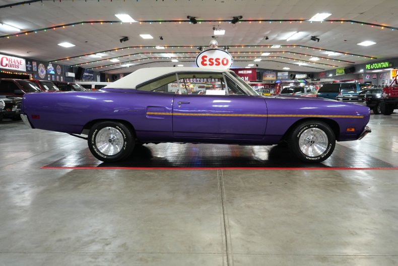 Plymouth-Roadrunner-1970-In-Violet-White-24